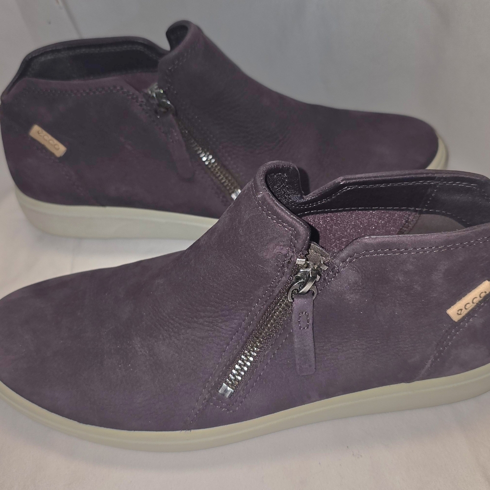 Ecco Purple Sneakers with Suede Finish and Zipper Closure